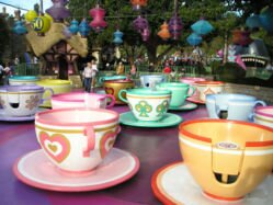 Les célèbres tasses à café de Disneyland